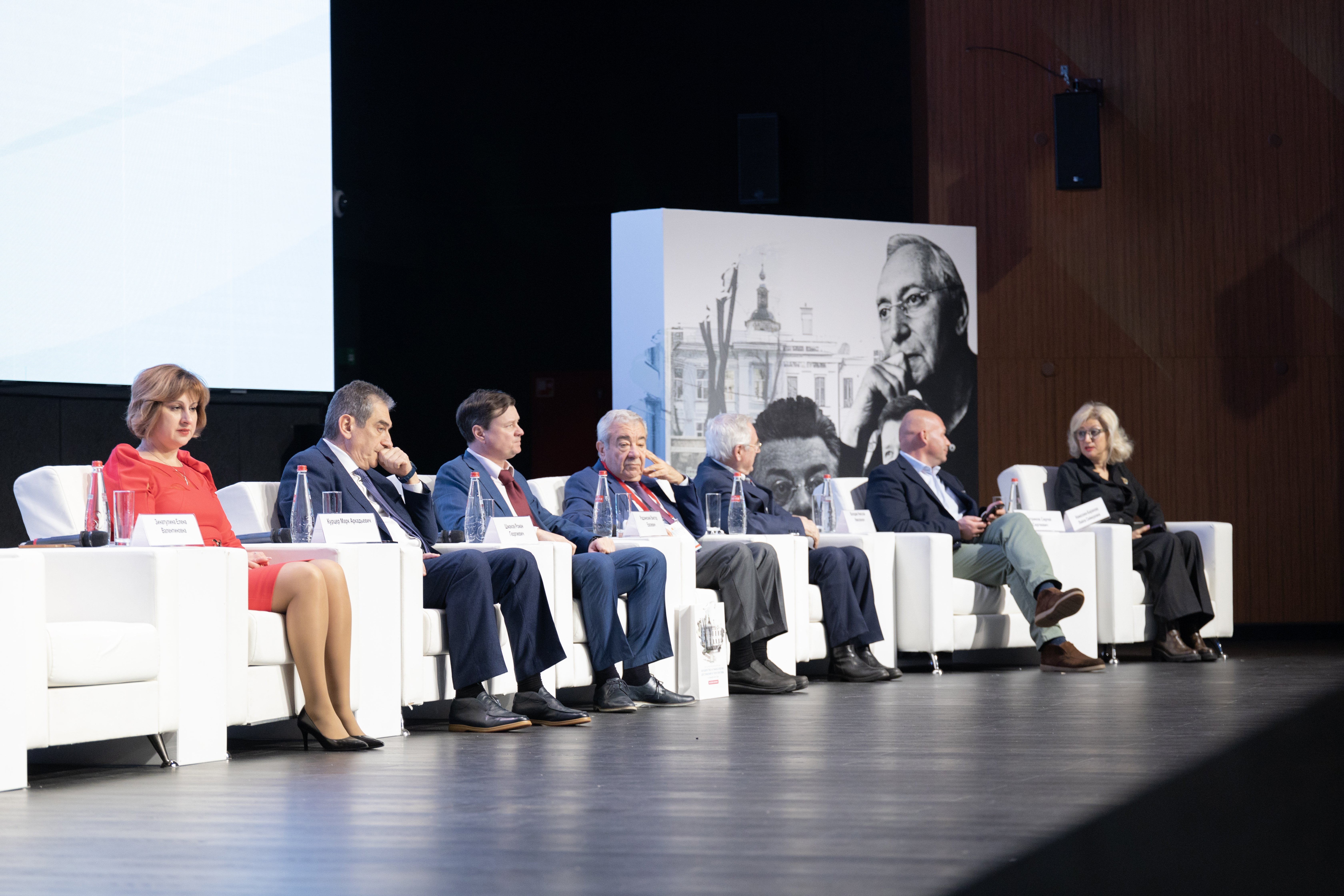 ����� 4 000 ������ ������� ������� � �����������, ����������� 95-����� �������