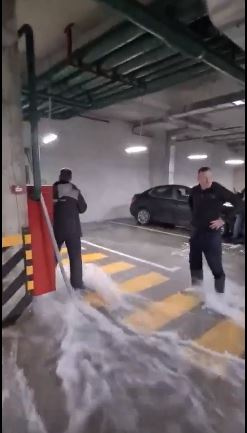 Потоки воды, заливающие подземную парковку в ЖК «Лефортово Парк», сняли на видео