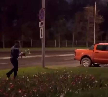 В Жулебино сняли на камеру мужчину, который рвал тюльпаны с городской клумбы