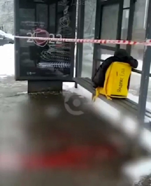 На остановке «Рязанский проспект» приезжий россиянин ударил курьера «Яндекс.Еды» ножом в шею
