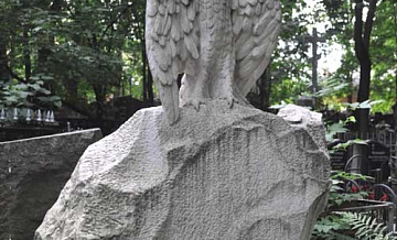 Памятник на могиле писателя Михаила Пришвина на кладбище в Лефортово отреставрируют