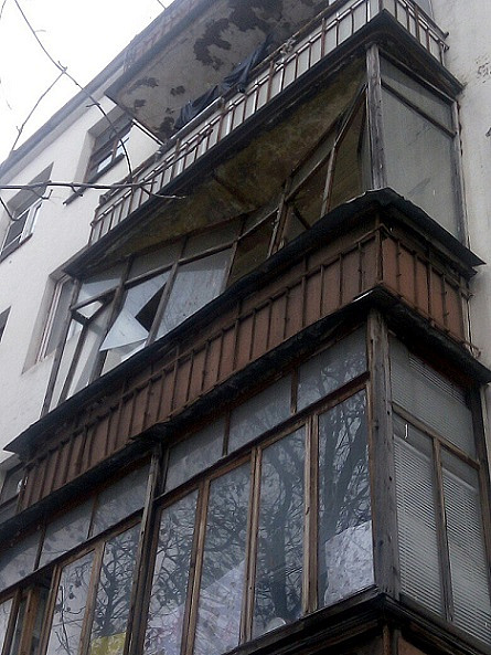 Аварийный балкон в Люблино грозит рухнуть на головы прохожим