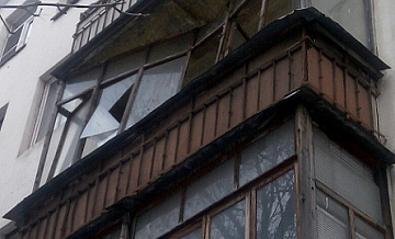 Аварийный балкон в Люблино грозит рухнуть на головы прохожим