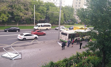 Правительство Москвы направит материальную помощь семье погибшей при наезде автобуса на остановку женщины в Люблино