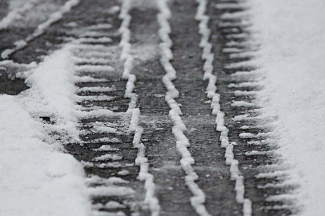 Водителям, не переобувшим свои машины в зимнюю резину, рекомендуют пересесть на общественный транспорт утром понедельника из-за гололедицы