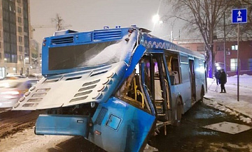 13 пассажиров автобуса получили травмы после столкновения с мачтой освещения на Люблинской улице