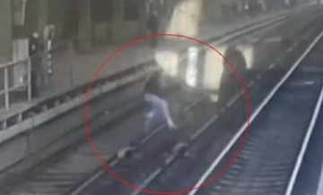 Пассажир хотел сэкономить на метро и спрыгнул на рельсы на станции «Выхино». Но нарвался на штраф