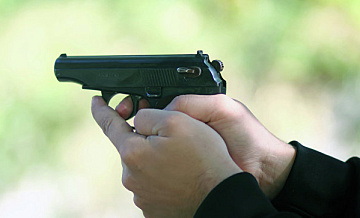 Вооруженный грабитель напугал работниц микрокредитной организации в ЮВАО пистолетом и забрал все деньги из кассы