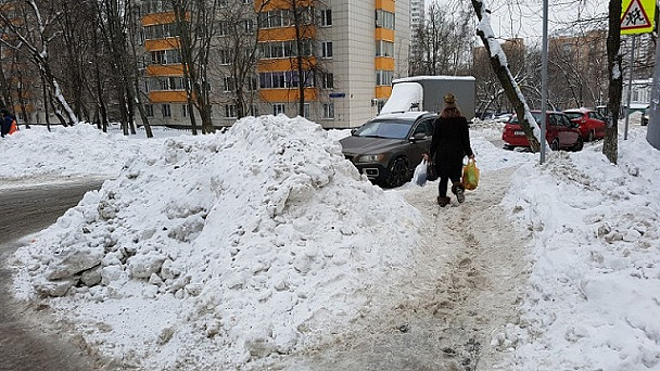Дворники-гастарбайтеры пригрозили убить жителя Печатников за снимок плохо убранного снега