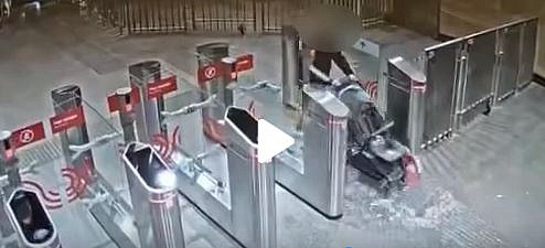 Пассажир разбил детской коляской турникет на станции «Юго-Восточная» 
