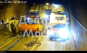 В Лефортовском тоннеле грузовик завалился на бок и перекрыл две полосы