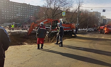 Яма размером 10х6 метров и глубиной 4 метра образовалась после обвала грунта на юго-востоке Москвы