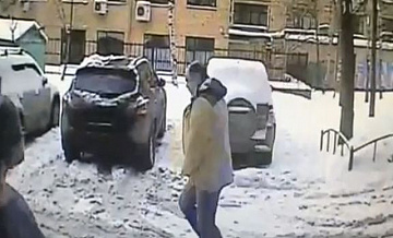 В Москве появился маньяк-эксгибиционист, ездящий на белом авто 