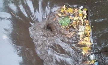 Дождь превратил улицу в Марьино в огромный бассейн