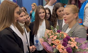 Актриса Юлия Пересильд встретилась с московскими школьниками