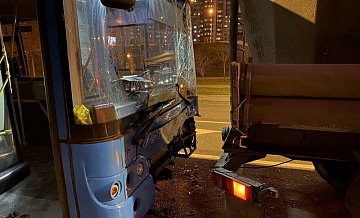 Очевидцы: в ДТП с пассажирским автобусом на перекрестке дублера Люблинской улицы и Батайского проезда есть пострадавшие