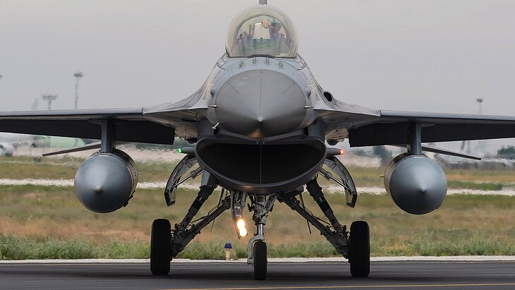   ,  F-16        