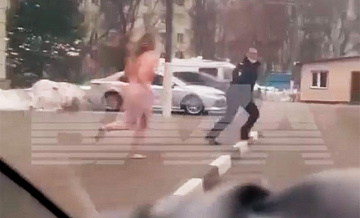 Голая женщина напала на полицейского около ОВД Кузьминки в Москве