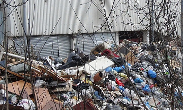 В Остаповском проезде в Текстильщиках неизвестные компании устроили незаконную свалку мусора