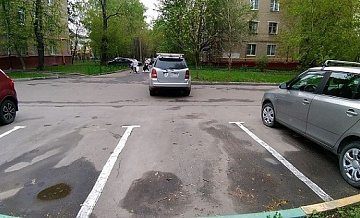 Внедорожник без водителя выкатился с парковки на юго-востоке Москвы - очевидцы