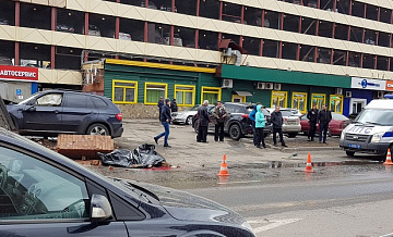 Автомобиль BMW насмерть сбил женщину и влетел в забор на юго-востоке Москвы